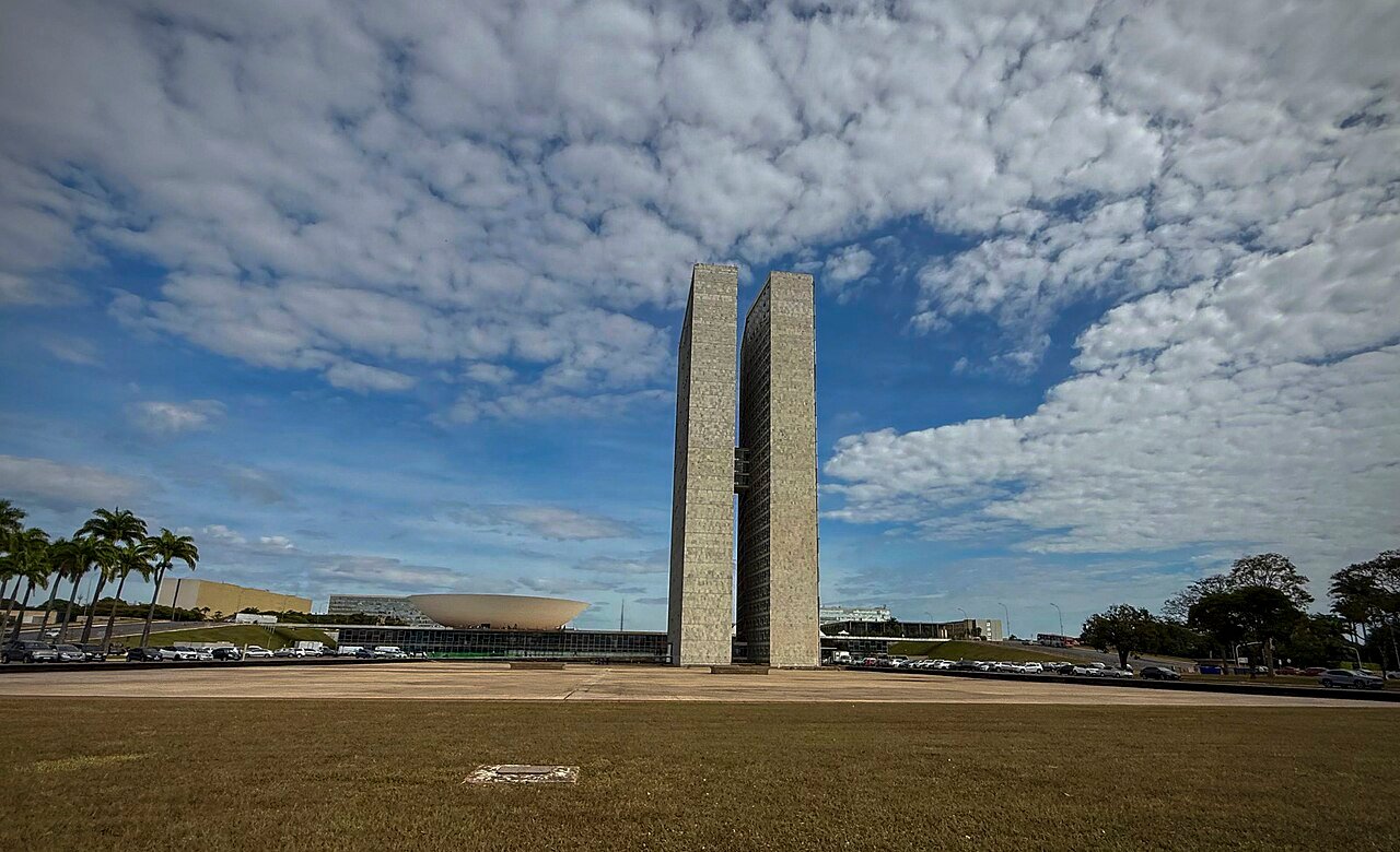 Fachada do Palacio do Congresso Nacional em Brasilia sob ceu com nuvens