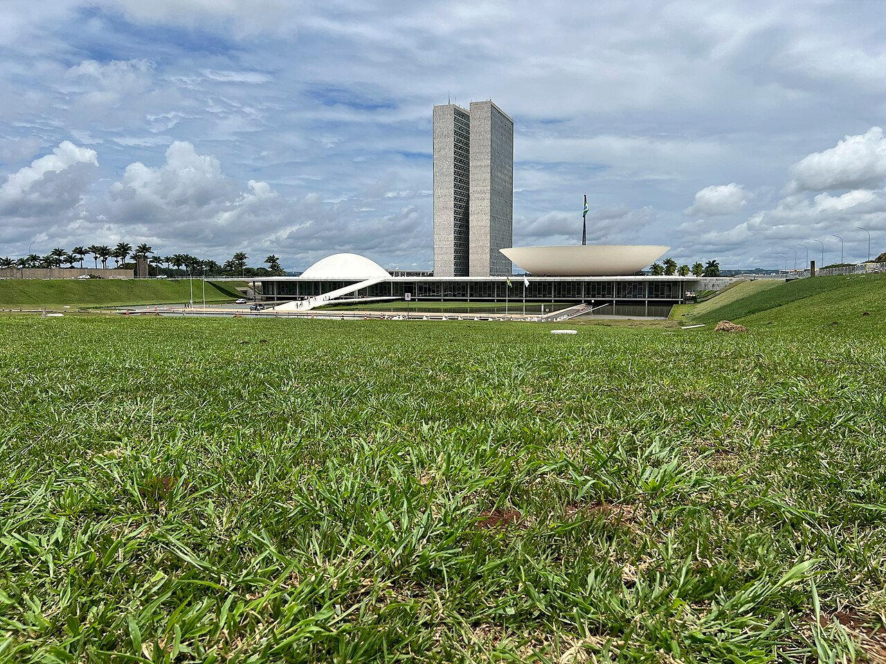 Fachada do Congresso Nacional, em Brasília, vista do gramado do Eixo Monumental