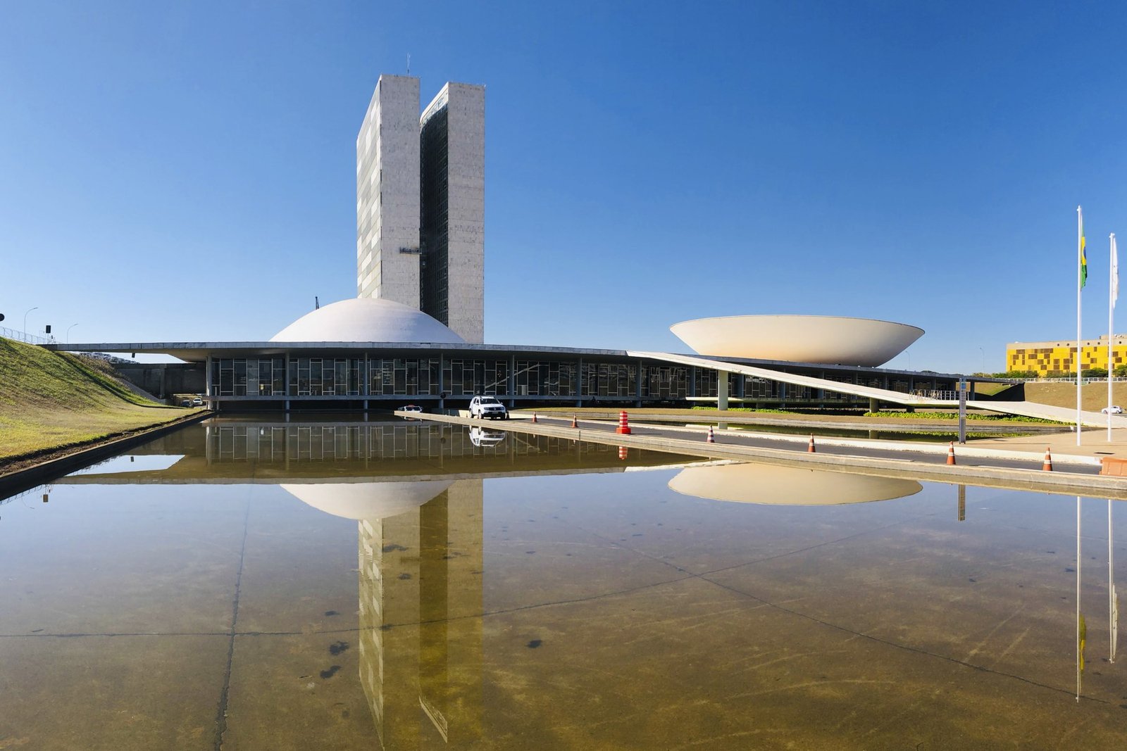 Palácio do Congresso Nacional em Brasília, com as duas cúpulas e as torres, refletido no espelho d'água