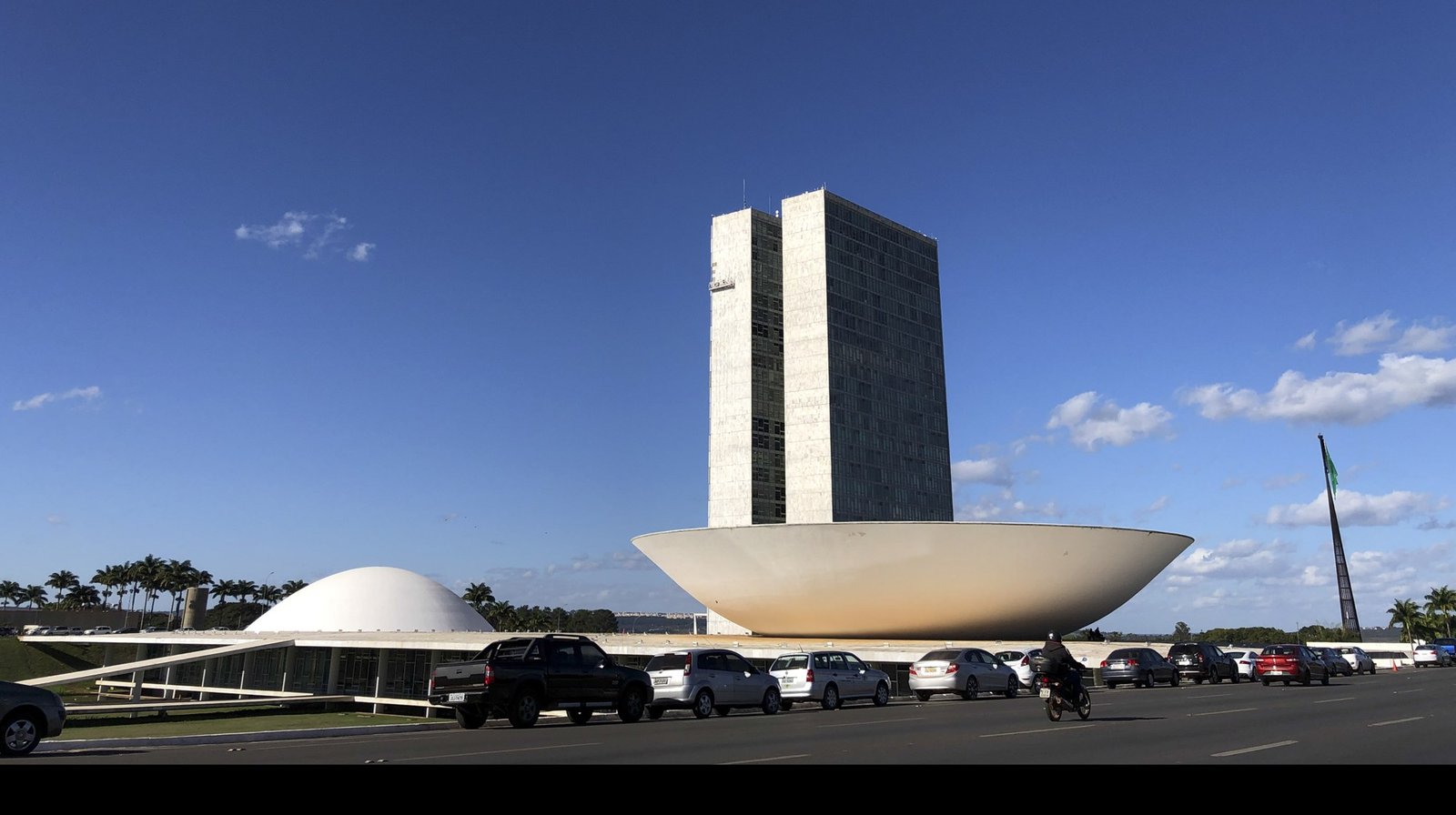 Edifício do Congresso Nacional em Brasília, com as torres, a cúpula do Senado e a cúpula da Câmara, sob céu azul