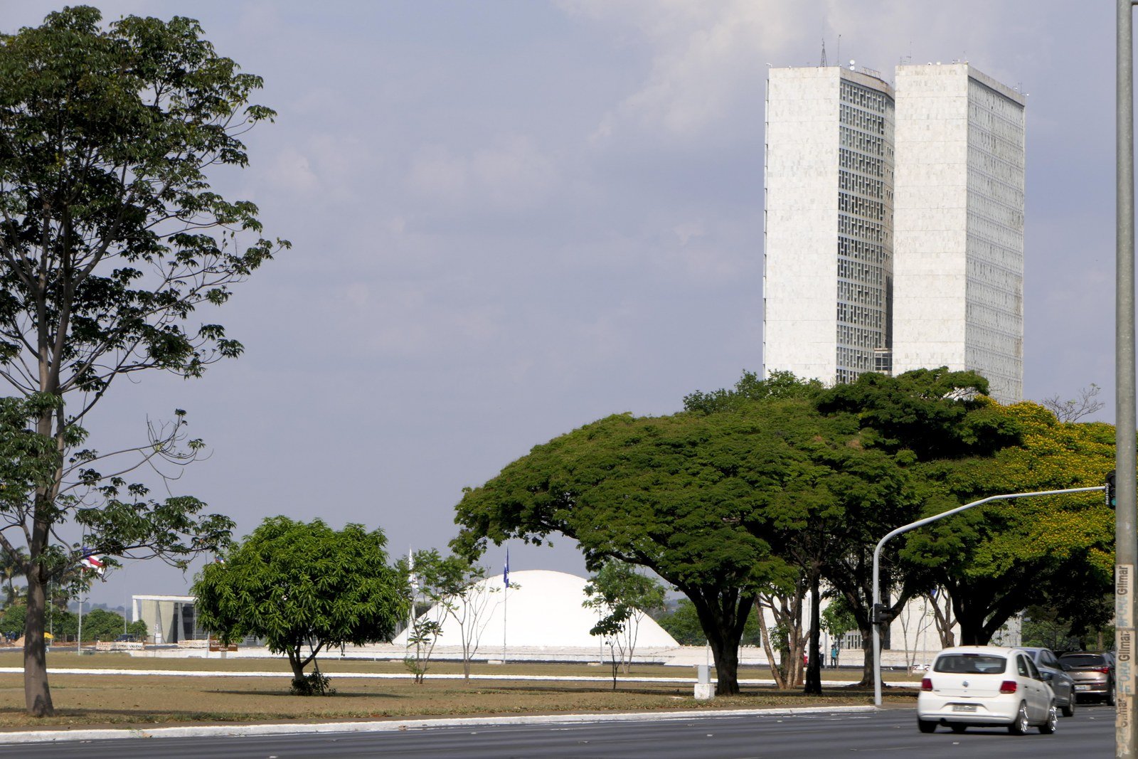 Torres do anexo do Congresso Nacional e a cúpula da Câmara dos Deputados, vistas da Esplanada, em Brasília