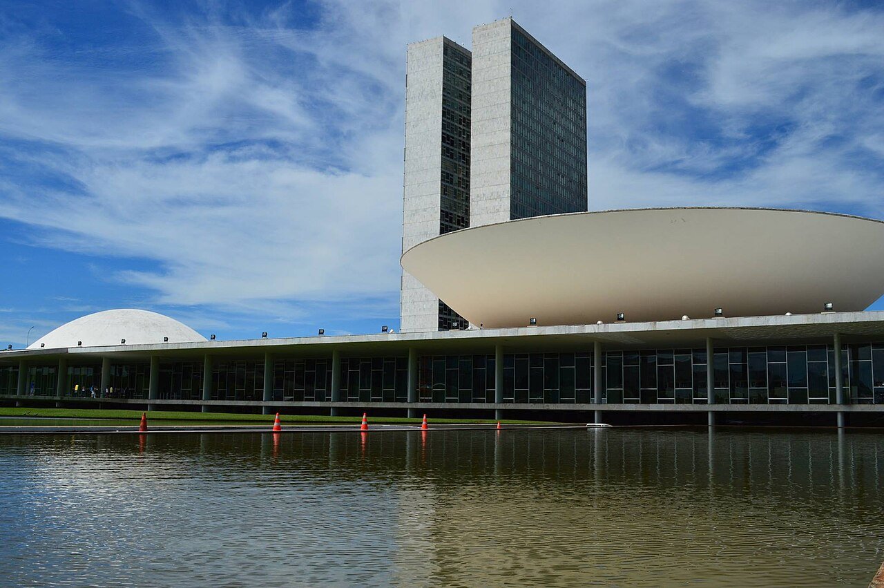 Fachada do Congresso Nacional, em Brasília, vista do espelho d'água