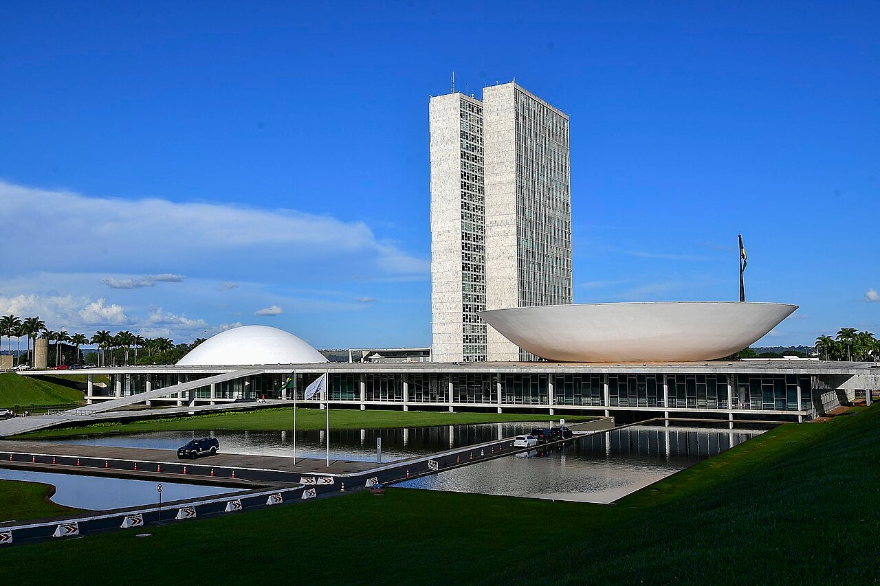 Fachada do Congresso Nacional em Brasília, com as cúpulas do Senado e da Câmara e as duas torres