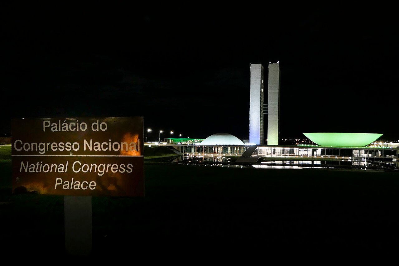 Fachada do Palácio do Congresso Nacional iluminada à noite, em Brasília