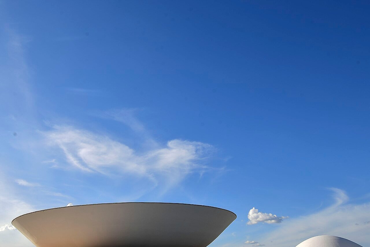 Cúpulas do Congresso Nacional vistas de baixo contra o céu azul