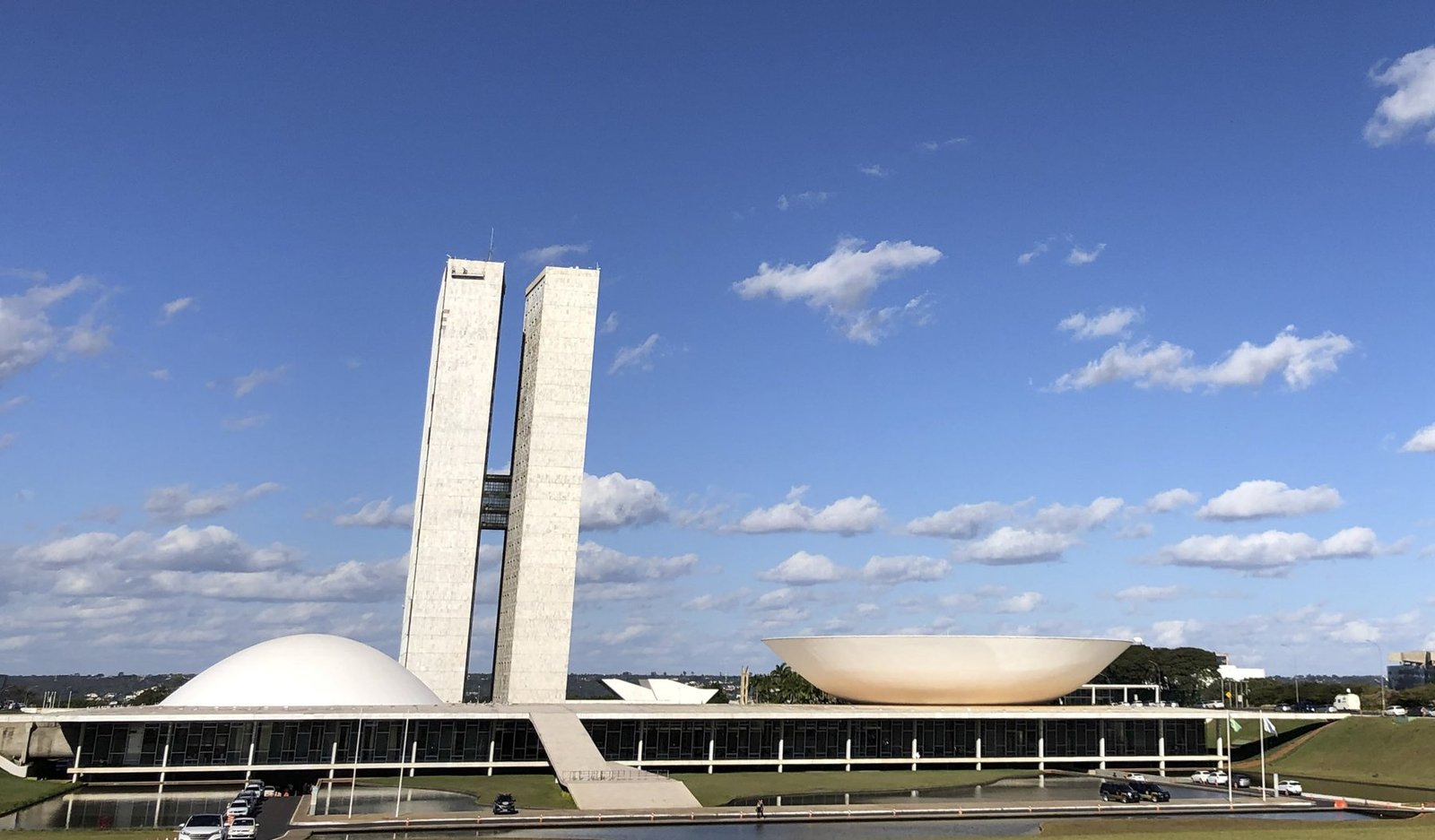 Torres e cúpulas do Congresso Nacional, em Brasília, sob céu azul