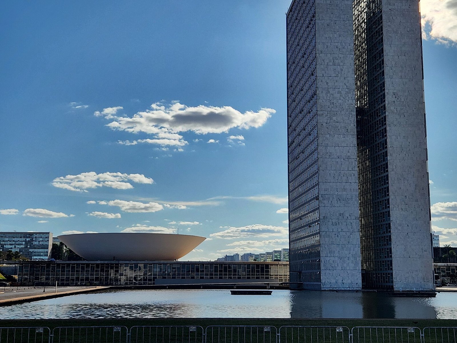Congresso Nacional em Brasilia, com as torres do Anexo e a cupula do plenario do Senado