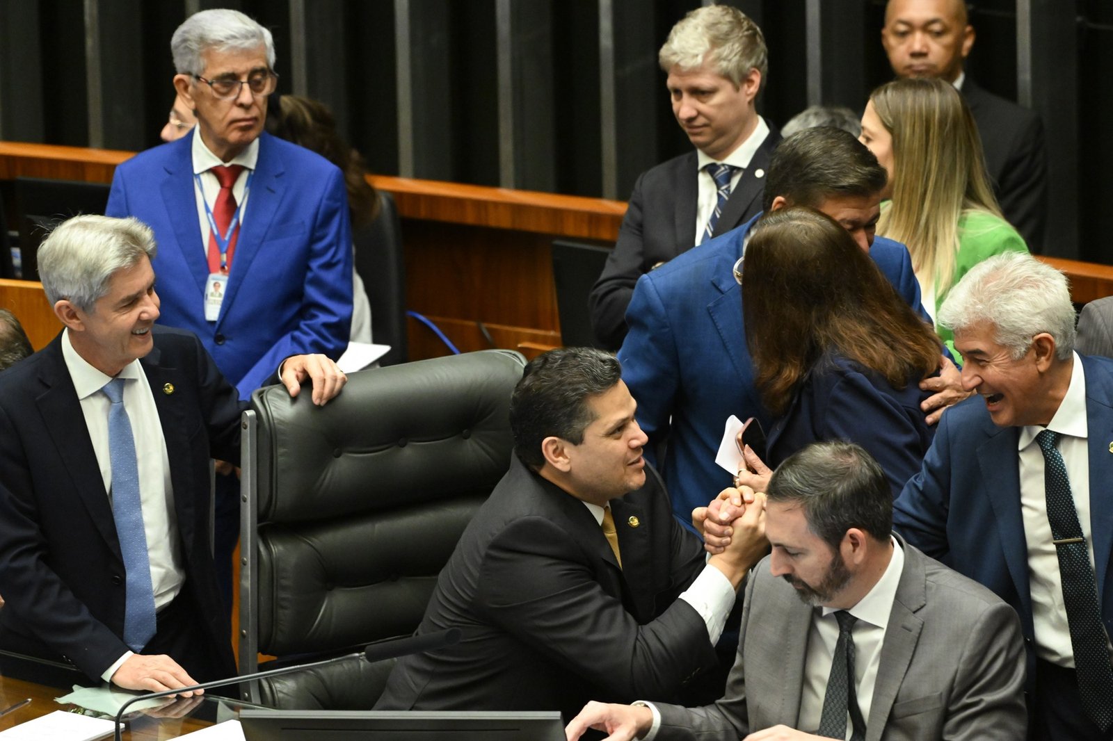 Parlamentares reunidos na mesa do plenário durante sessão conjunta do Congresso Nacional