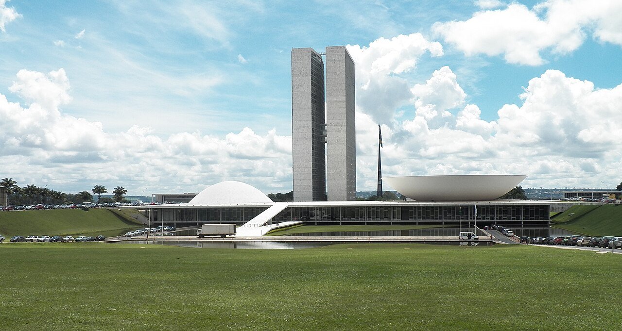 Prédios do Congresso Nacional, em Brasília, vistos do gramado da Esplanada