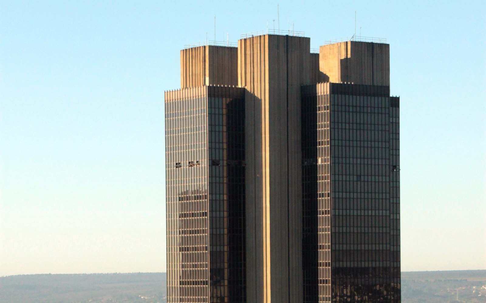 Torre do edificio-sede do Banco Central do Brasil, em Brasilia, vista de cima com o ceu ao fundo