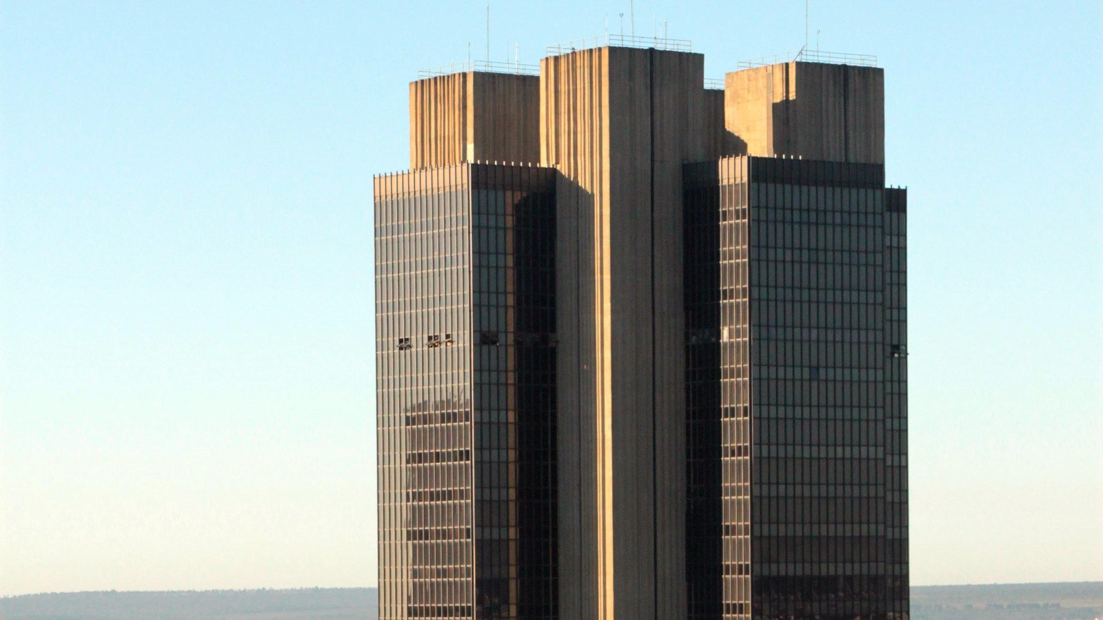 Torres da sede do Banco Central do Brasil em Brasília, vistas de cima, contra o céu azul
