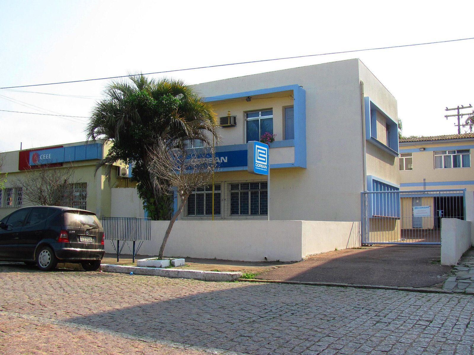 Fachada de uma agência da Corsan, com o logotipo azul da companhia de saneamento em destaque na placa