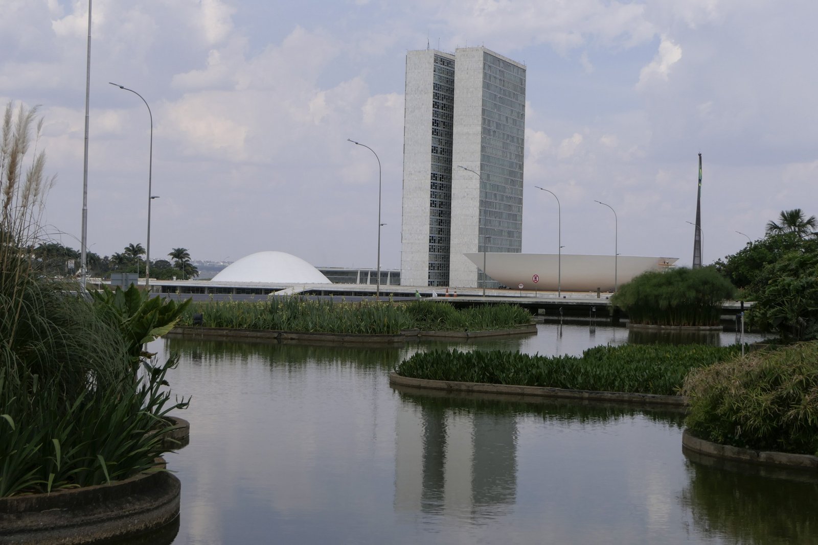 Torres do Congresso Nacional e a cúpula do Senado vistas do espelho d'água, em Brasília