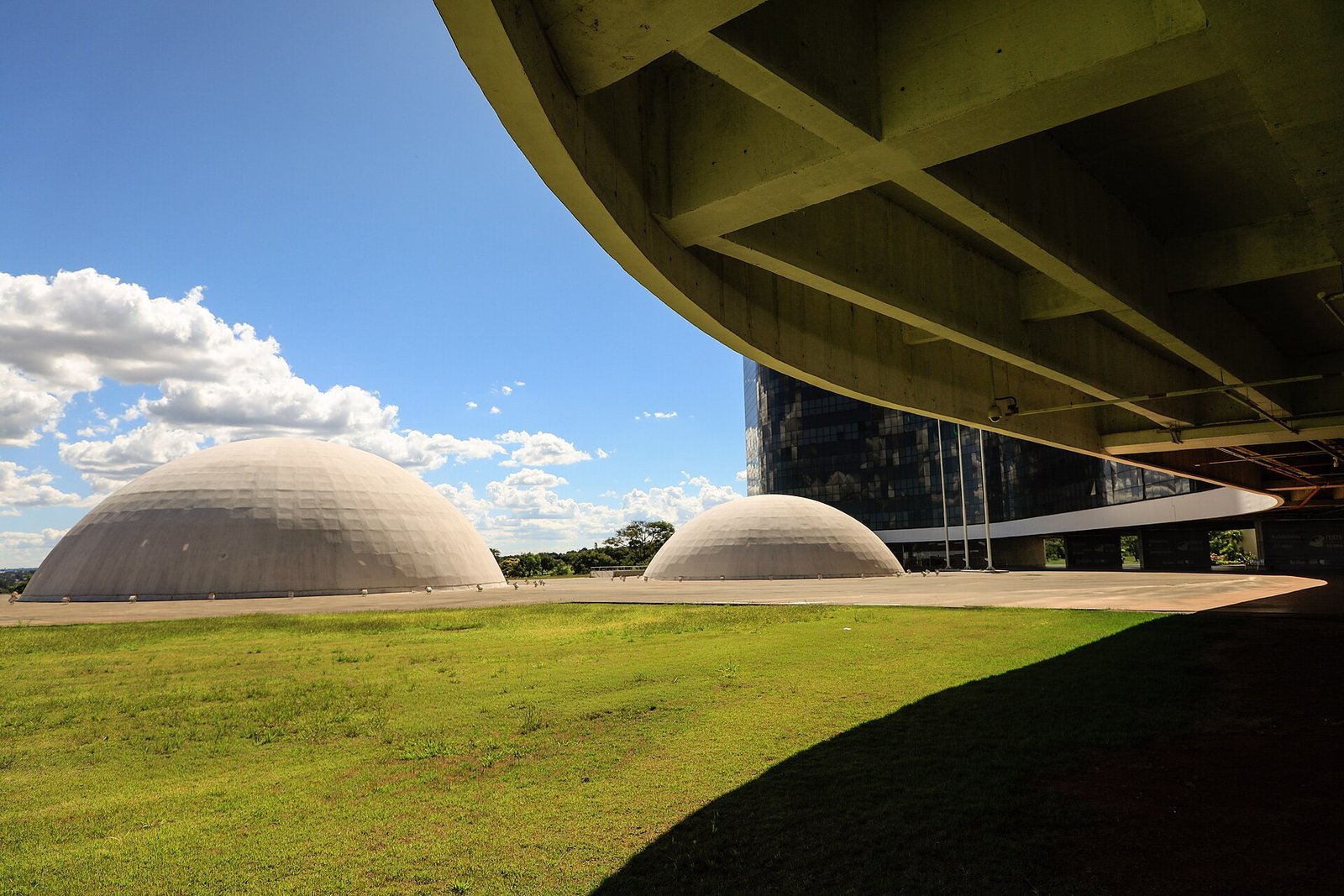 Cúpulas e edifício-sede do Tribunal Superior Eleitoral, em Brasília