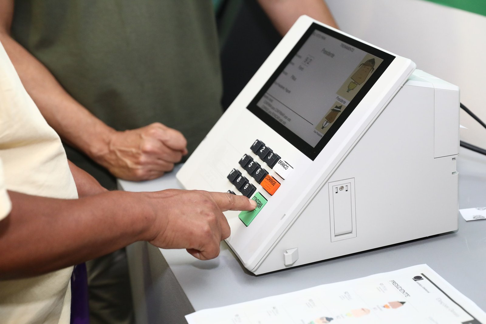 Eleitor digita o voto em urna eletrônica em atividade do Tribunal Superior Eleitoral