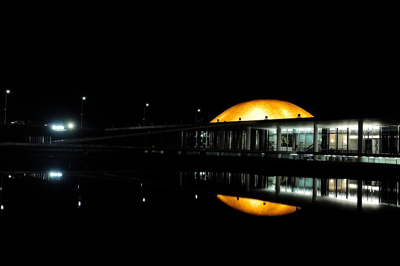 Cúpula do Senado Federal iluminada à noite, em Brasília, foto de arquivo