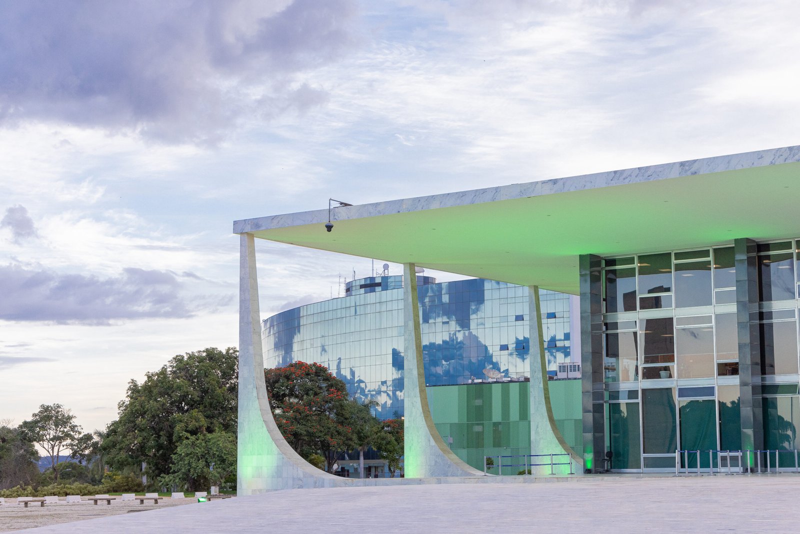 Fachada do prédio do Supremo Tribunal Federal, em Brasília, com os anexos ao fundo