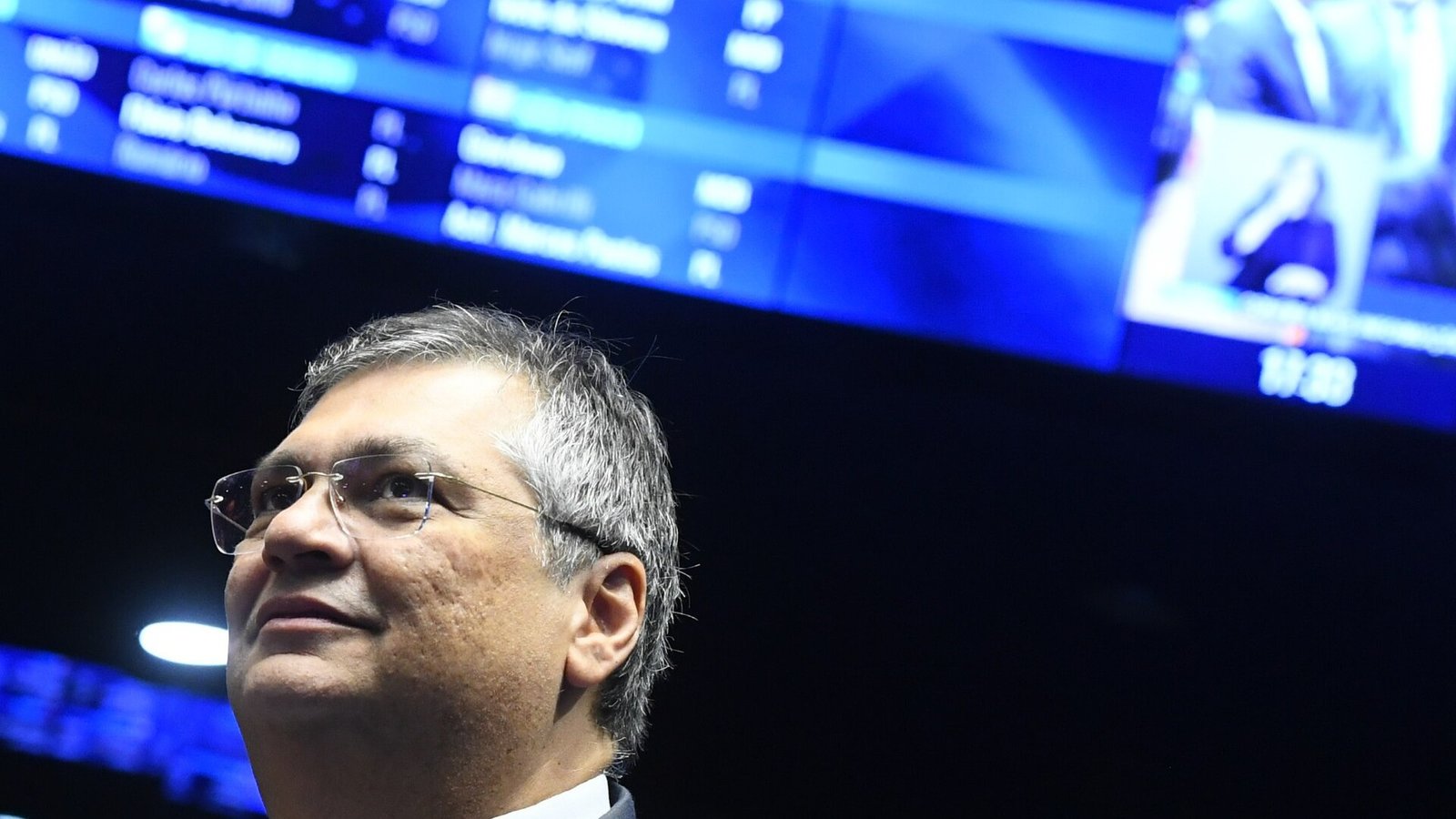 O ministro do STF Flávio Dino em plenário, com painel eletrônico ao fundo