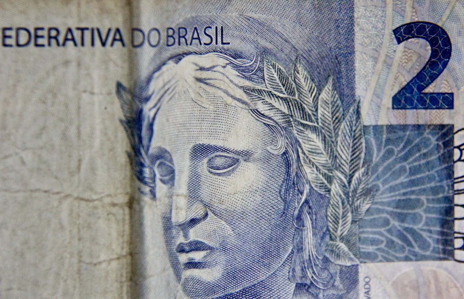 Close de uma cédula de dois reais, com a efígie da República e a inscrição Federativa do Brasil; imagem ilustrativa