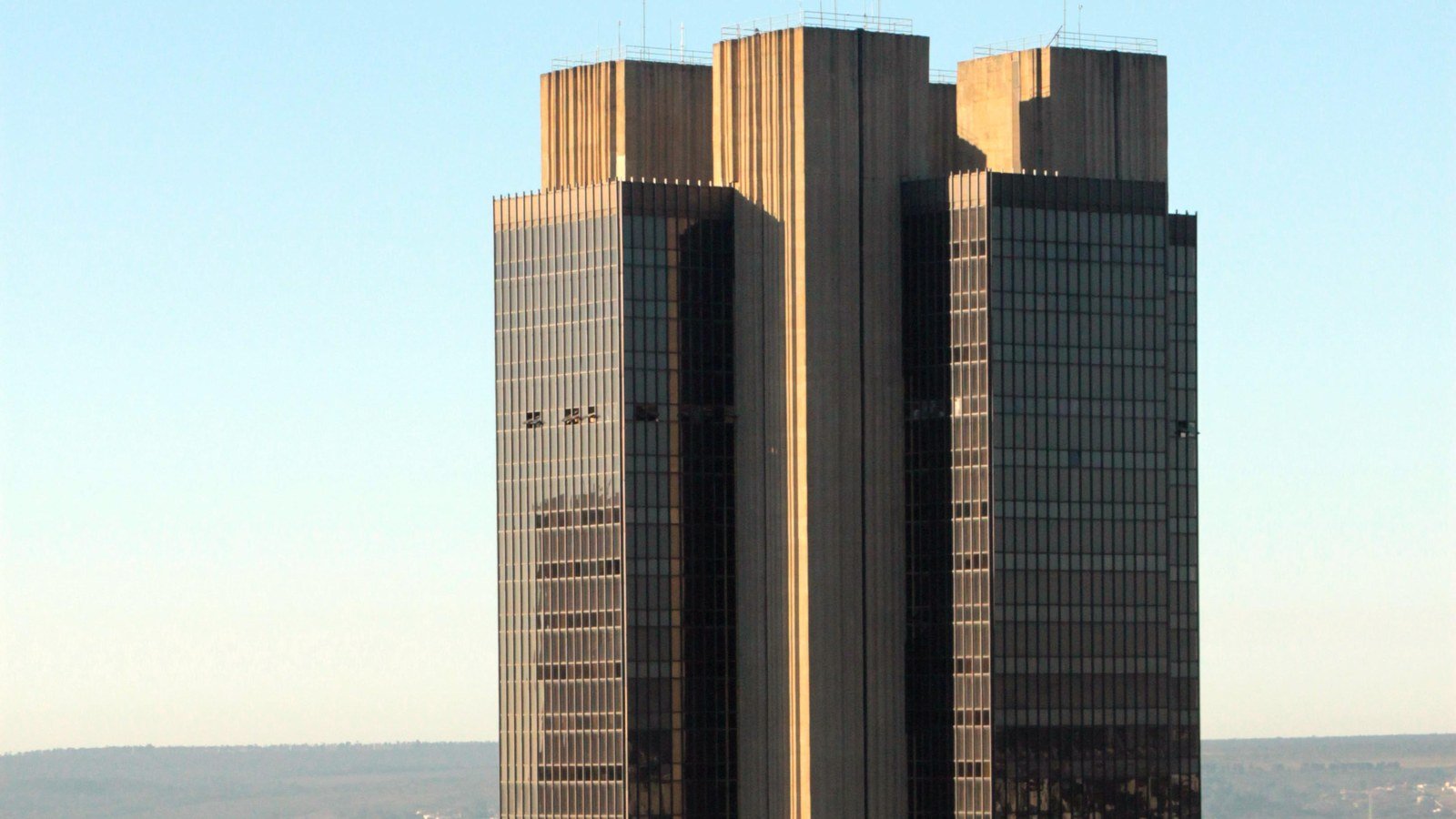 Edifício-sede do Banco Central do Brasil, em Brasília, visto de cima ao fim da tarde