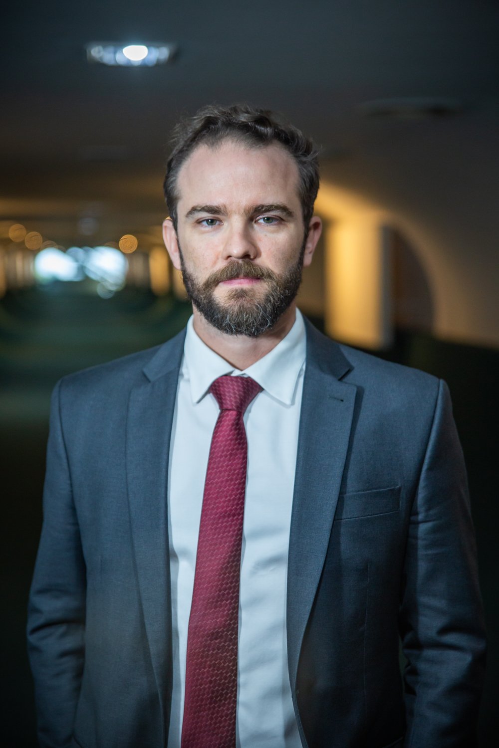 Retrato oficial de Dario Durigan, de terno cinza e gravata vinho