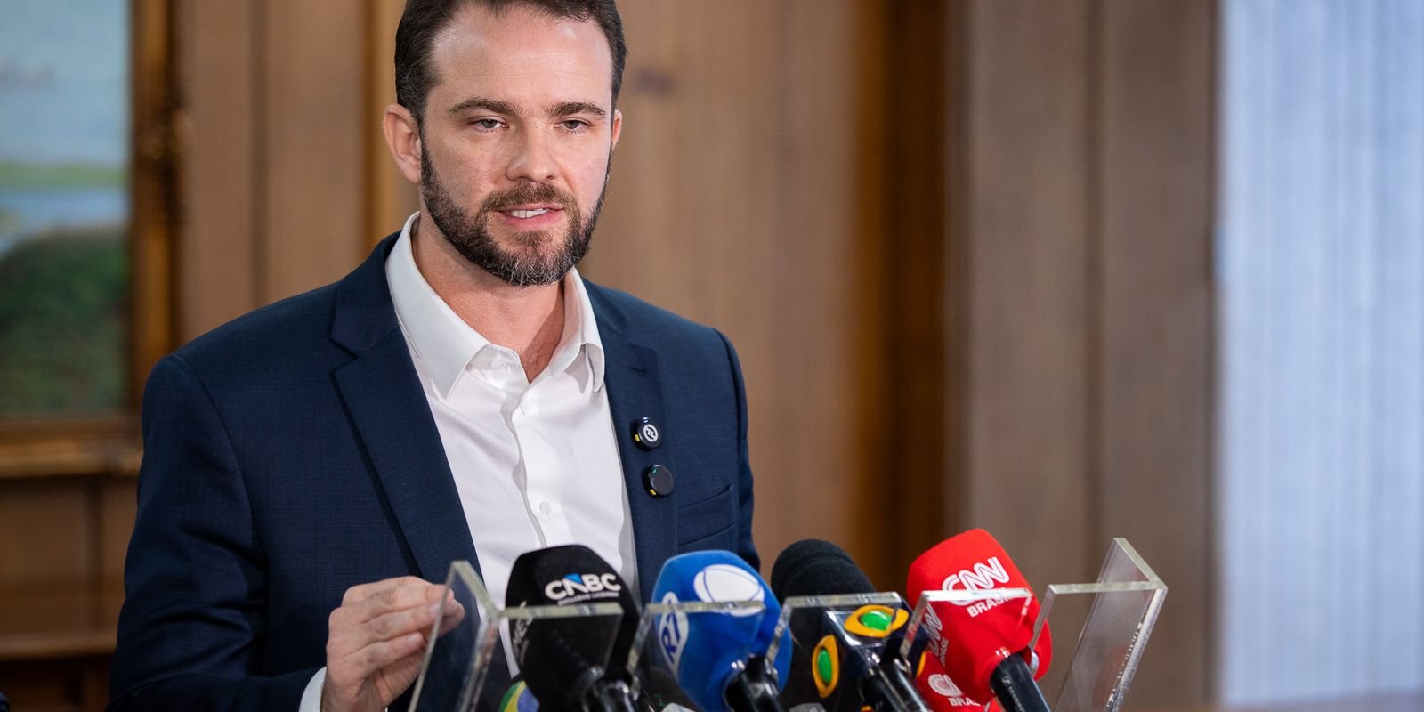 O ministro da Fazenda, Dario Durigan, fala à imprensa diante de microfones