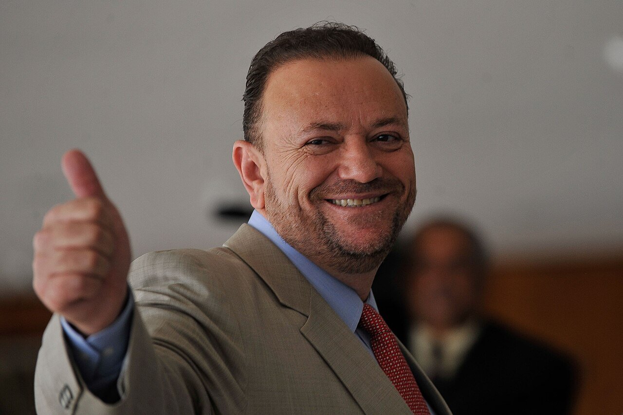 Edinho Silva, presidente nacional do PT, faz sinal de positivo (foto de 2015)