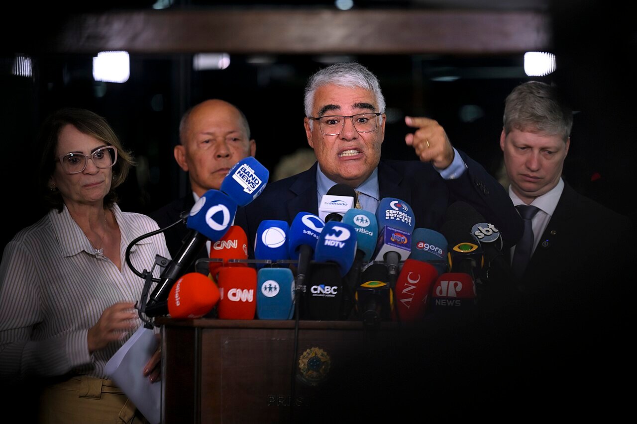 O senador Eduardo Girão fala a jornalistas diante de um conjunto de microfones no Senado