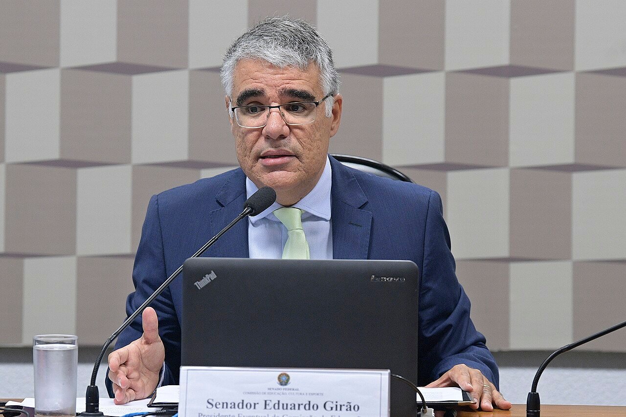 O senador Eduardo Girao fala ao microfone durante reuniao de comissao no Senado Federal