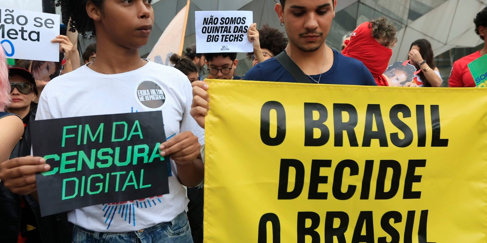 Manifestantes seguram cartazes com os dizeres Fim da censura digital e Não somos quintal das big techs