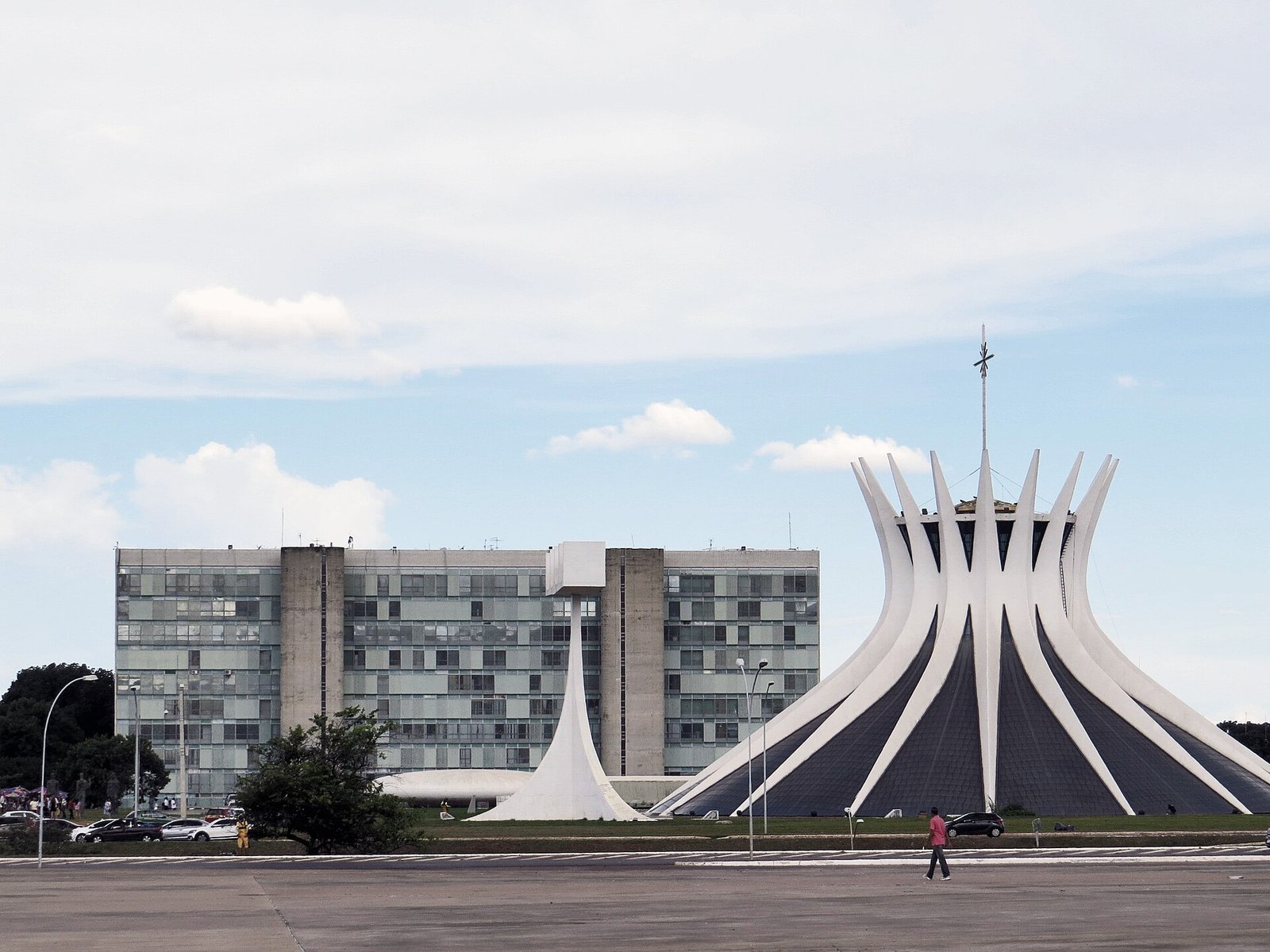 Bloco A da Esplanada dos Ministérios, em Brasília, com a Catedral Metropolitana à direita