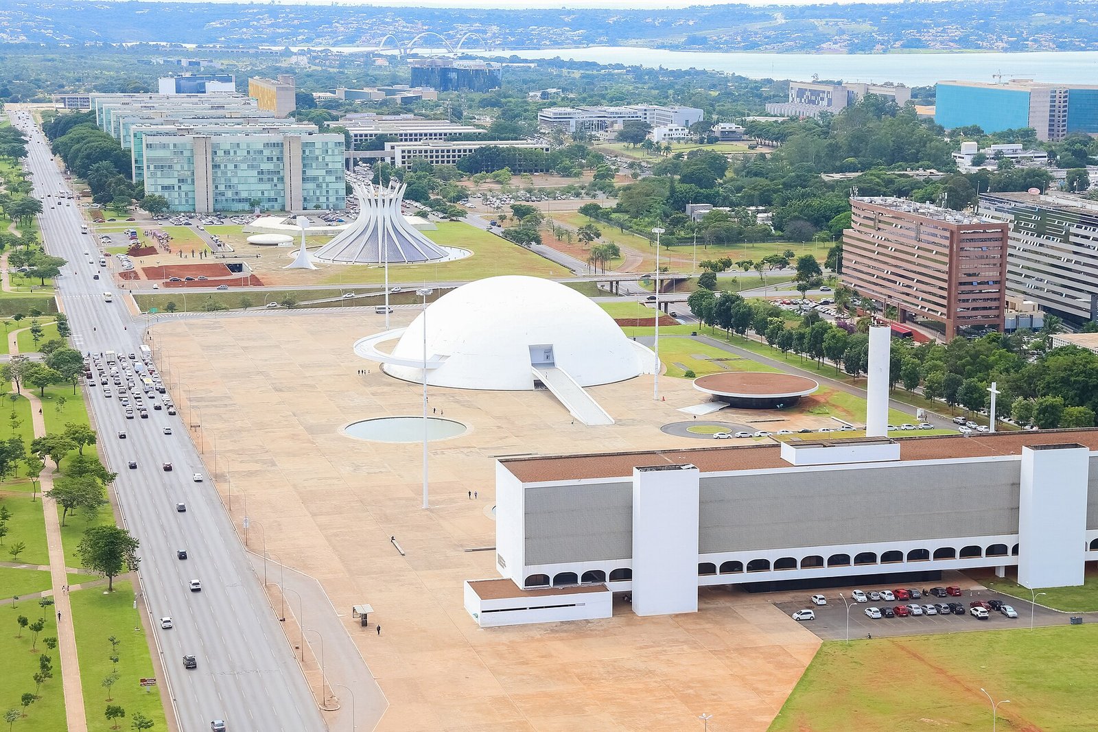 Vista aérea da Esplanada dos Ministérios, em Brasília, com os prédios dos ministérios enfileirados, a Catedral e o Museu Nacional