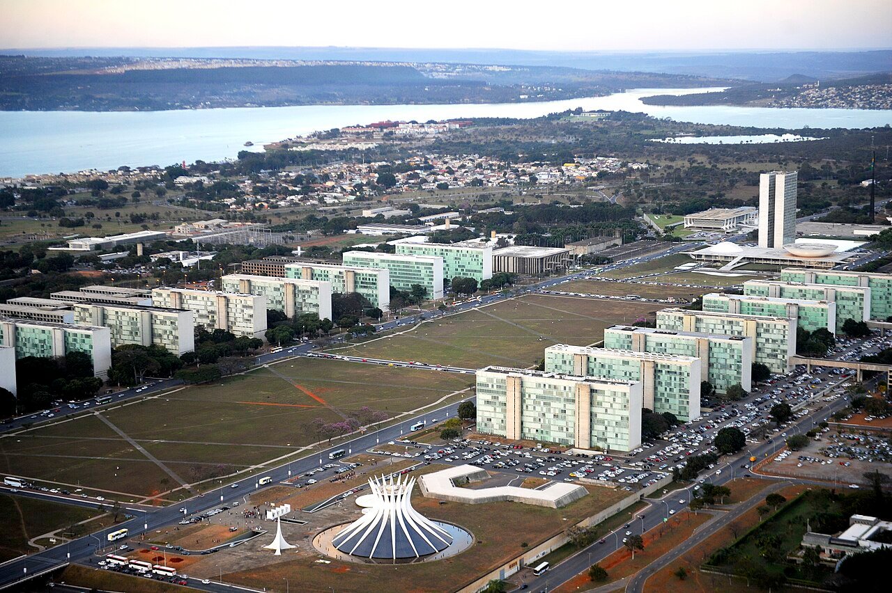 Vista aérea da Esplanada dos Ministérios, em Brasília, com a Catedral em primeiro plano e o Congresso ao fundo
