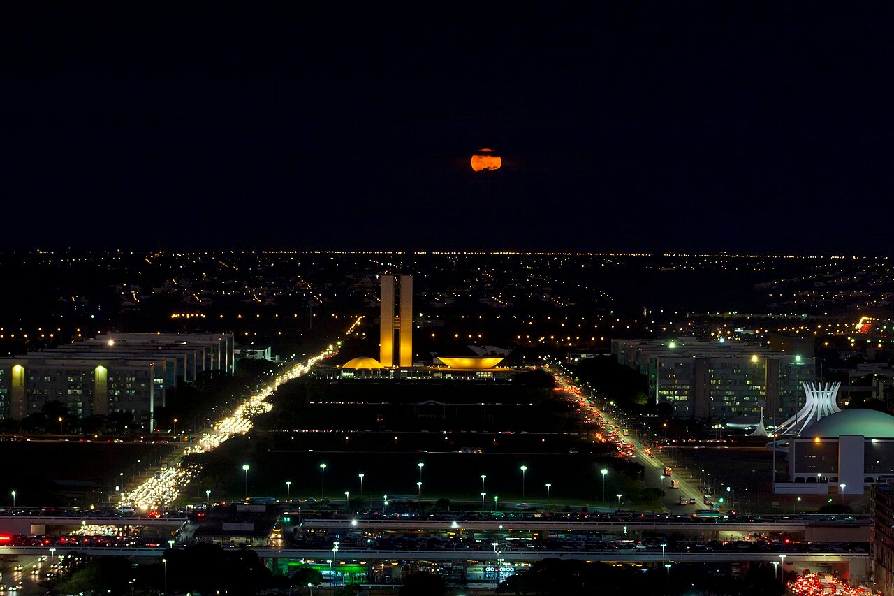Vista noturna da Esplanada dos Ministérios com o Congresso Nacional iluminado ao fundo