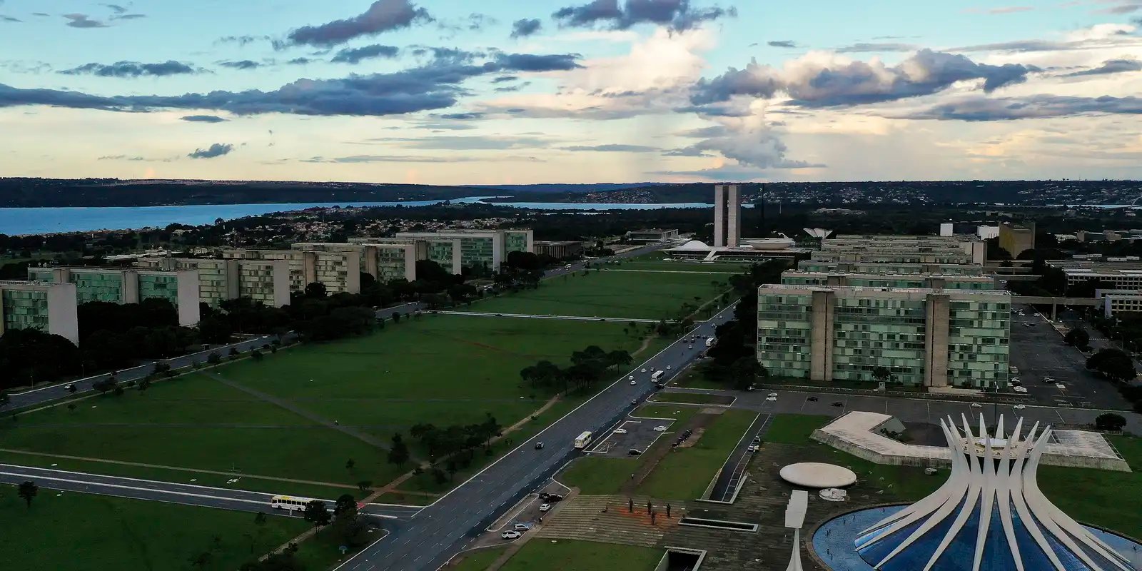 Vista aérea da Esplanada dos Ministérios, em Brasília, com o Congresso Nacional ao fundo e a Catedral em primeiro plano