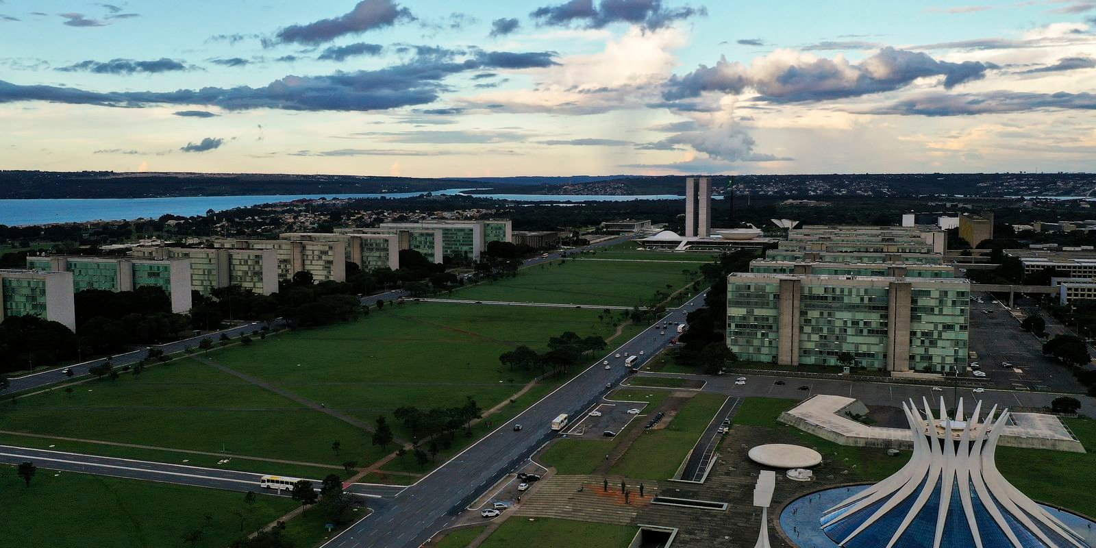 Vista aérea da Esplanada dos Ministérios, em Brasília, com o Congresso Nacional ao fundo