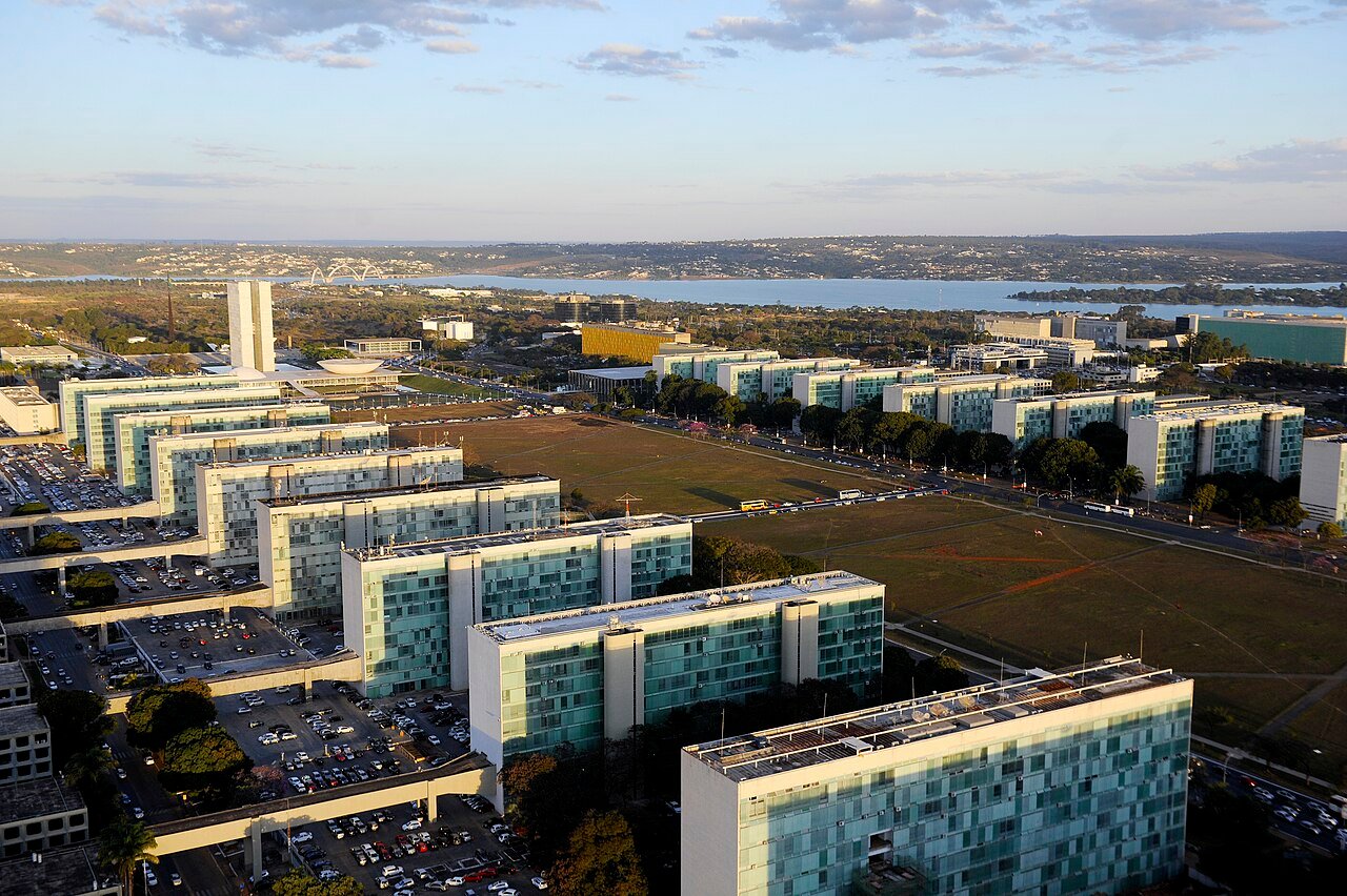 Vista aérea da Esplanada dos Ministérios em Brasília, com o Lago Paranoá ao fundo