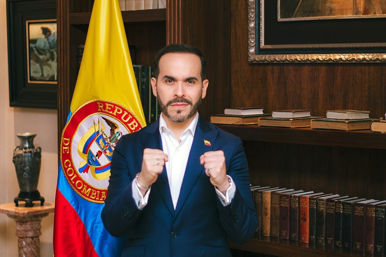 Abelardo de la Espriella em retrato ao lado da bandeira da Colômbia, durante a campanha presidencial (foto de arquivo)