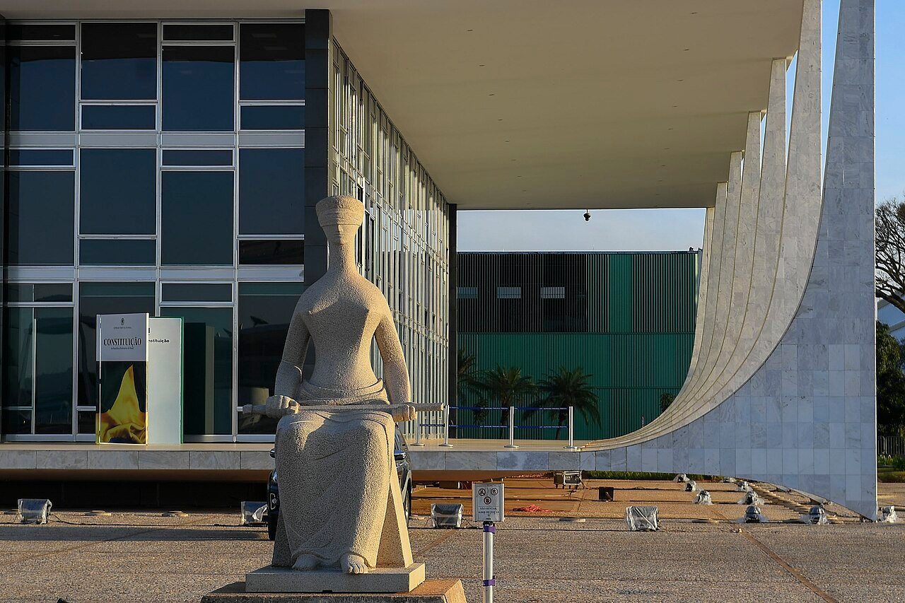 Escultura A Justiça em frente ao edifício do Supremo Tribunal Federal, em Brasília