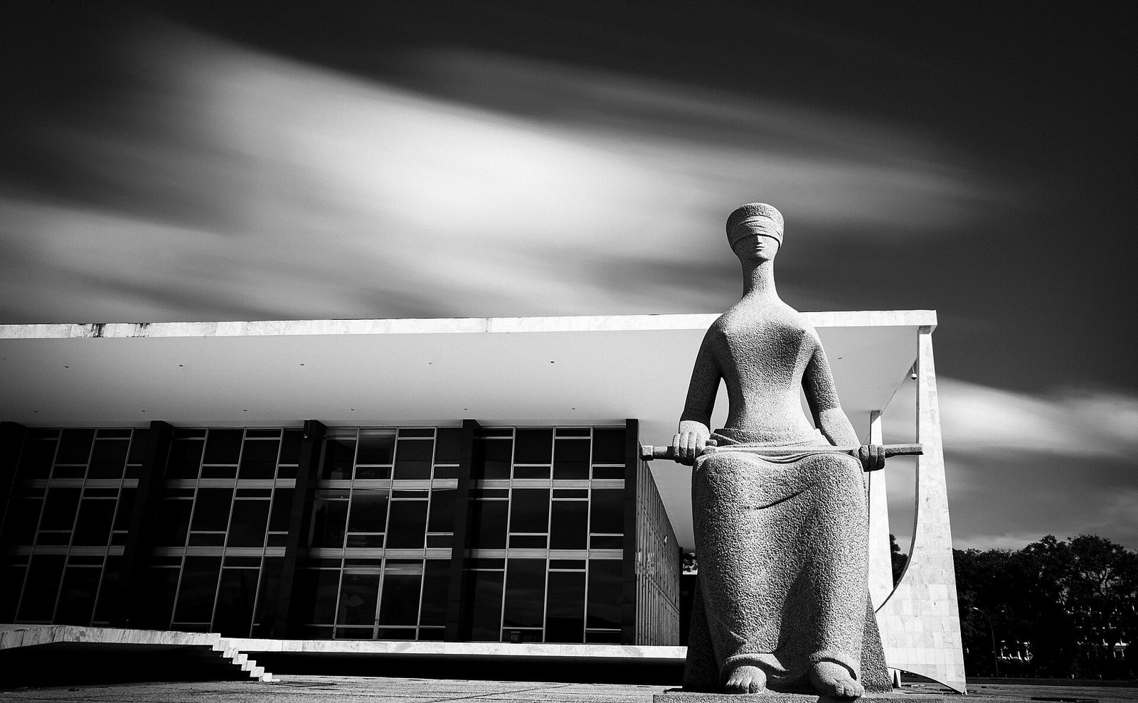 Estátua da Justiça diante do edifício do Supremo Tribunal Federal, em Brasília