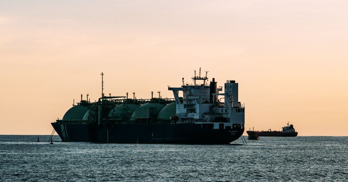 Navio metaneiro com tanques esféricos ancorado em mar aberto ao entardecer, com outra embarcação ao fundo