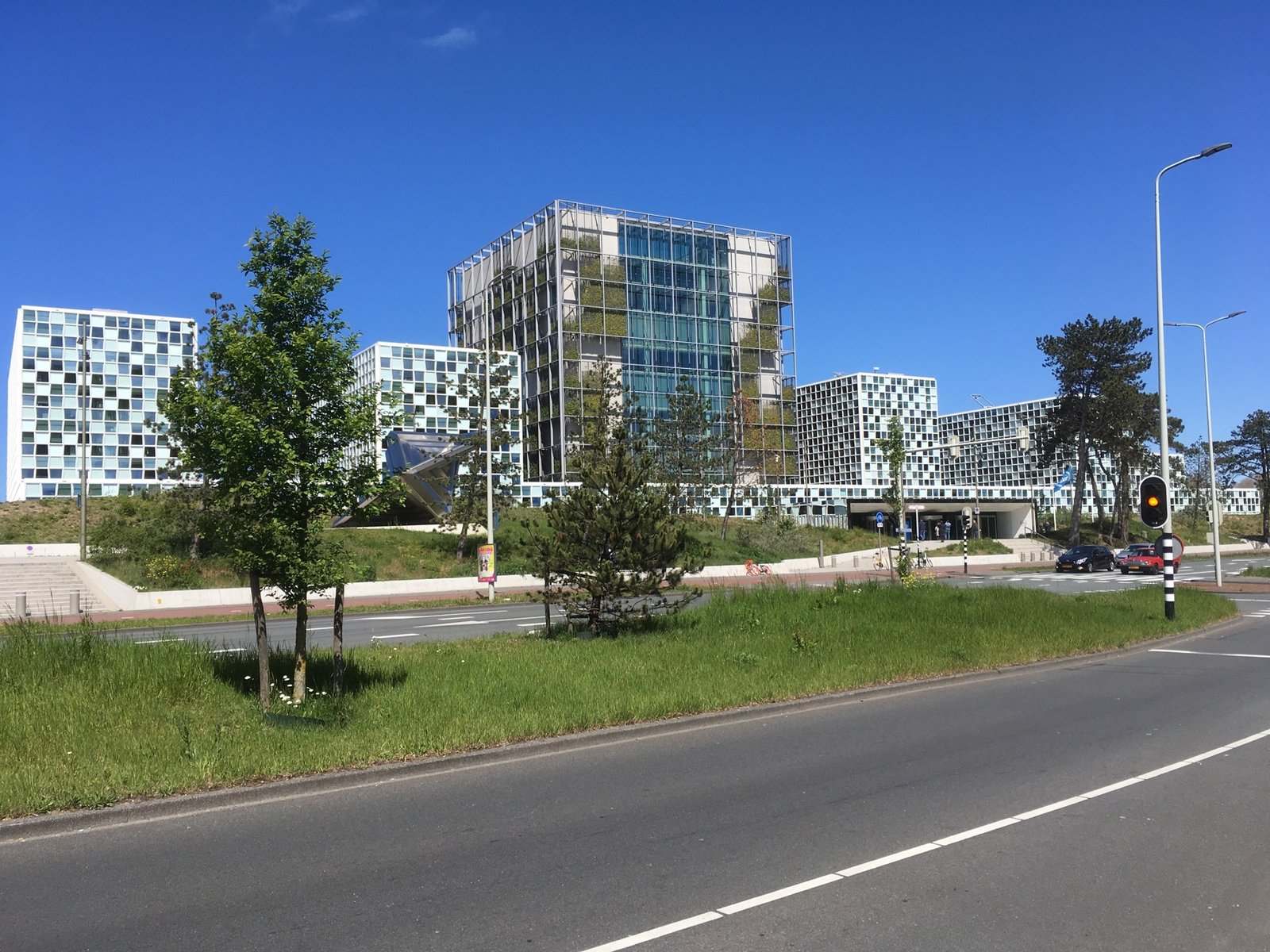 Sede do Tribunal Penal Internacional em Haia, nos Países Baixos, vista de uma avenida, com céu azul
