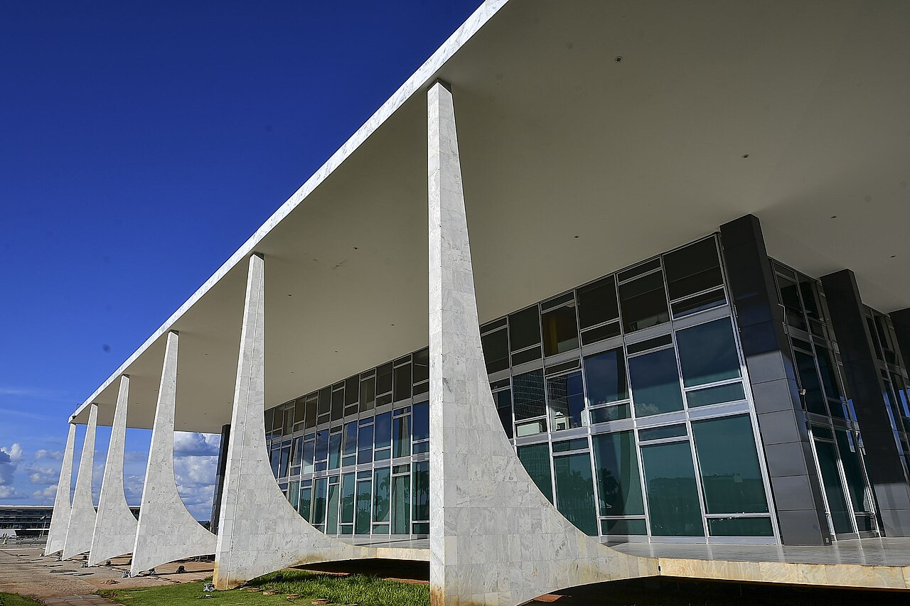 Fachada do edifício-sede do Supremo Tribunal Federal em Brasília, com as colunas de mármore e o céu azul