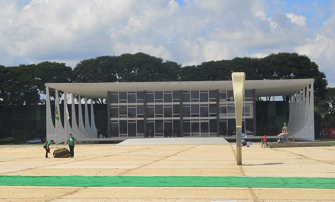 Fachada do edifício sede do Supremo Tribunal Federal, na Praça dos Três Poderes, com a bandeira do Brasil hasteada