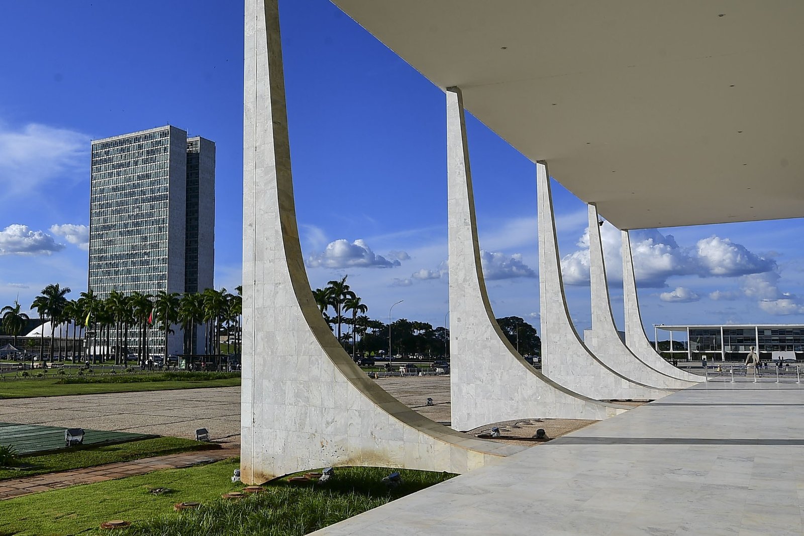 Colunas de mármore da fachada do Supremo Tribunal Federal, em Brasília, com o Congresso Nacional ao fundo