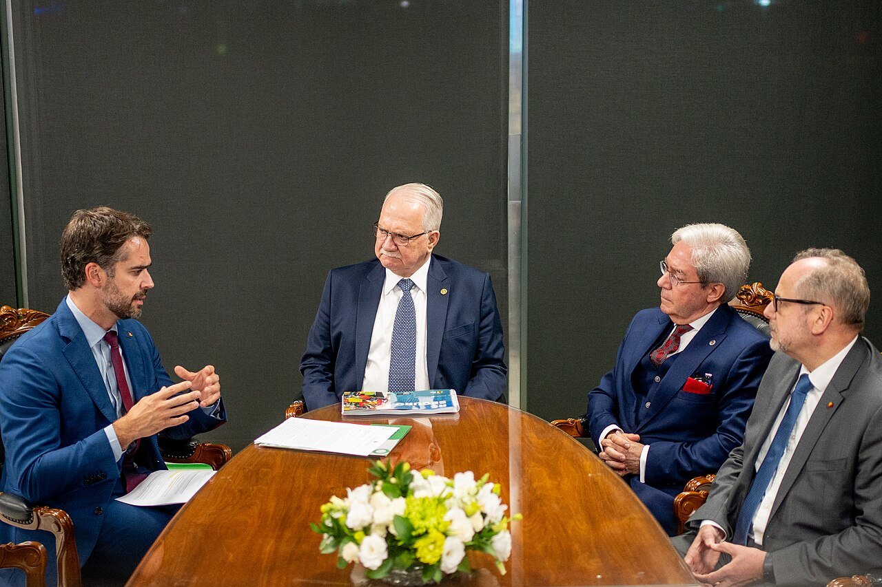 O ministro Edson Fachin, presidente do STF, sentado à mesa em audiência com o governador do Rio Grande do Sul e outros dois interlocutores, em março de 2026 (foto de arquivo)