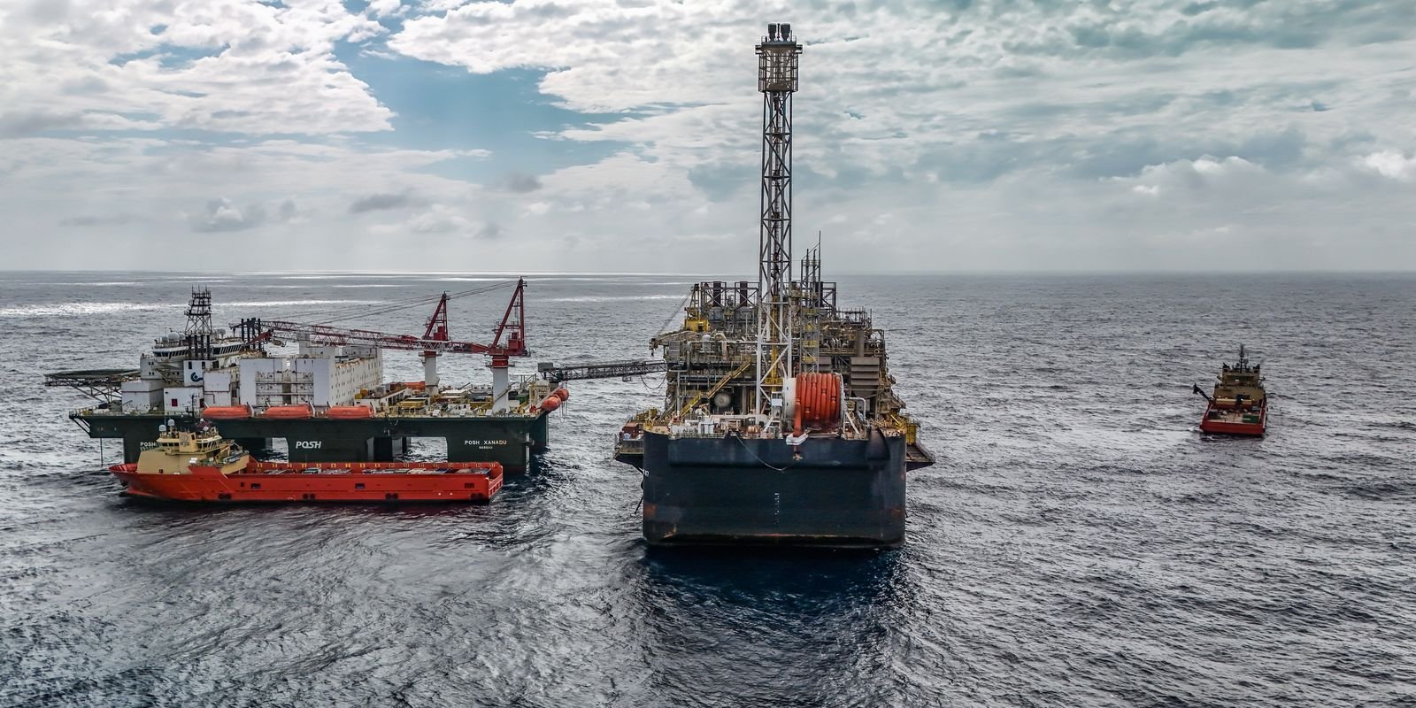 Plataforma P-67, unidade de produção de petróleo no pré-sal da Bacia de Santos, cercada por embarcações de apoio