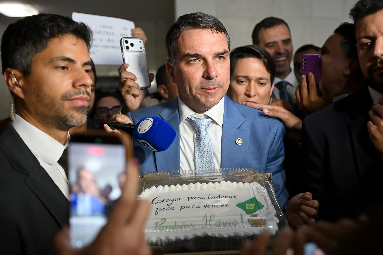 O senador Flávio Bolsonaro cercado por assessores e jornalistas no Senado
