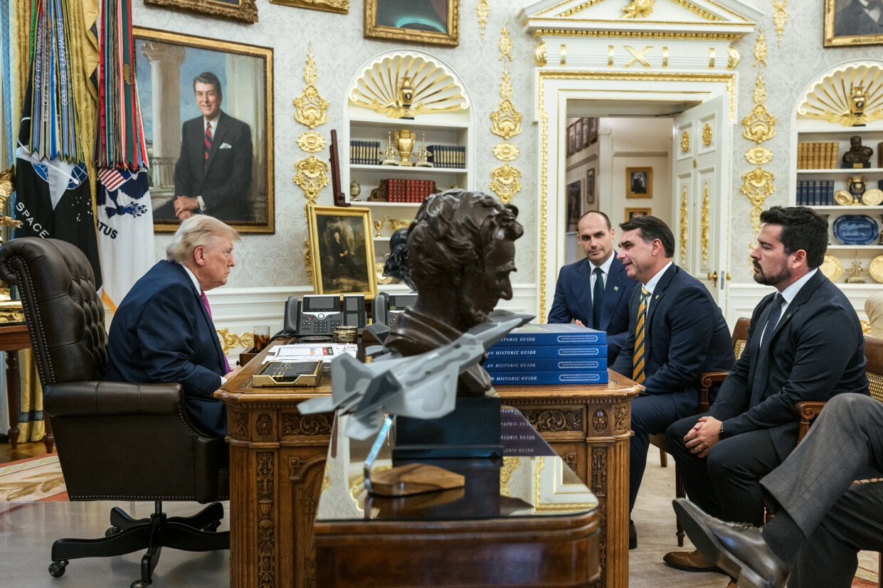 Donald Trump recebe Eduardo Bolsonaro, Flávio Bolsonaro e Paulo Figueiredo no Salão Oval, em foto de arquivo