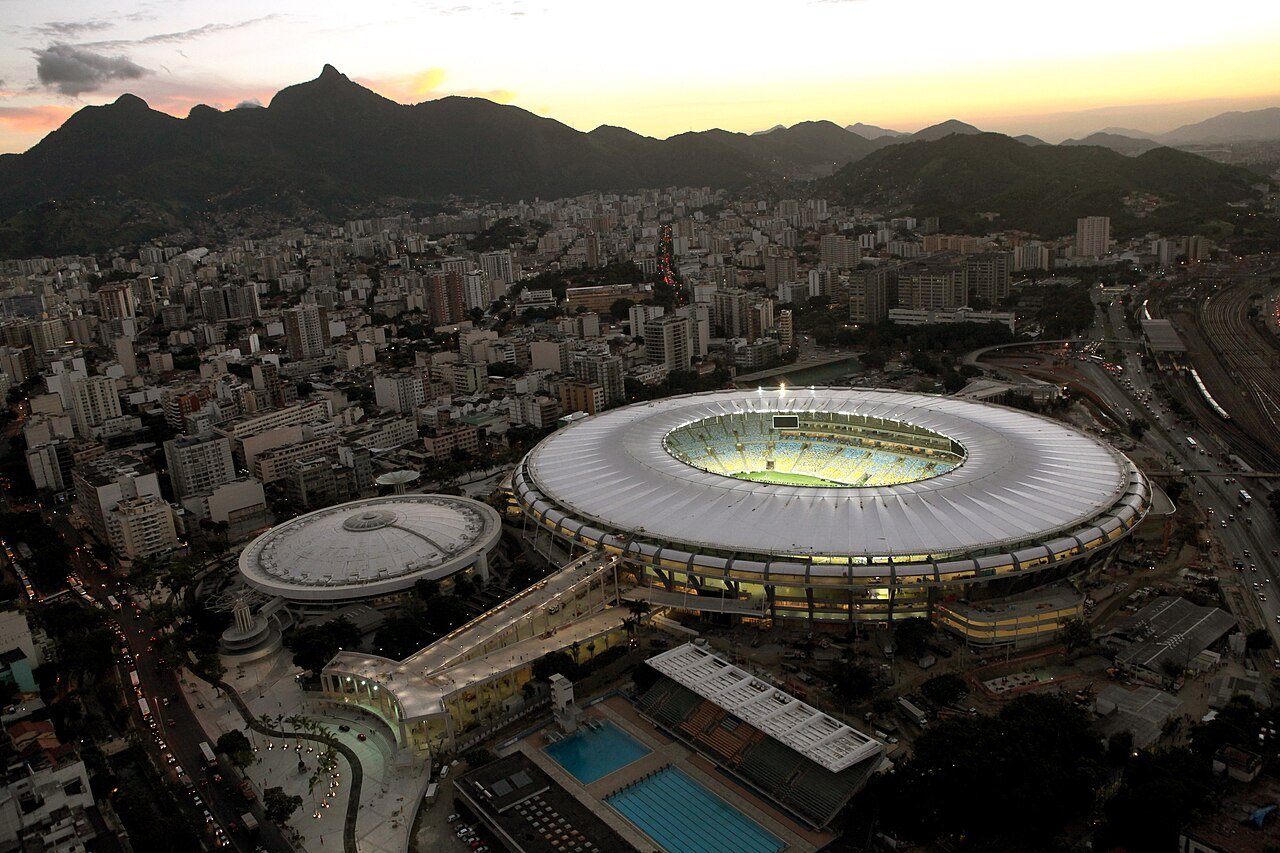 Vista aérea do complexo do Maracanã, no Rio de Janeiro, com o ginásio do Maracanãzinho à esquerda